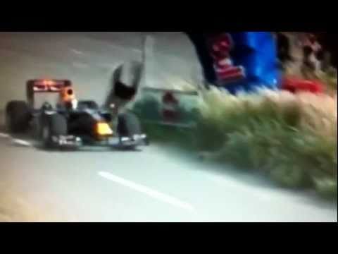 Sebastien Buemi con la Toro Rosso travolge uno spettatore durante esibizione