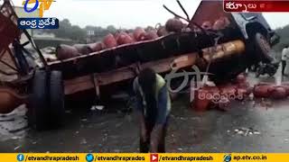 Road Accident In Kurnool District | 1 Dead and 4 Injured