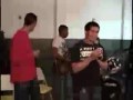 Minha filhota cantando maravilhosamente junto com a banda