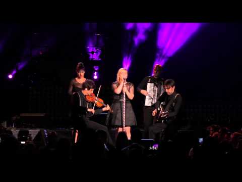 Kelly Clarkson – “Don’t You Want to Stay” Live in Raleigh, NC