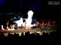 Zac Efron dá gorjeta para Vanessa Hudgens durante apresentação