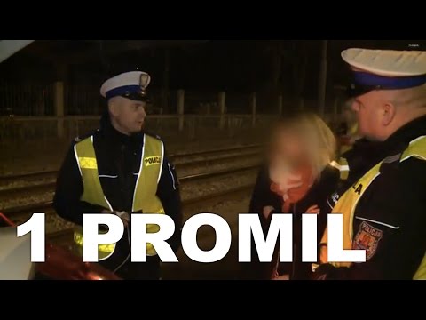 Wyjątkowo wygadana pijana kobieta próbuje cisnąć policjantów