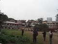 Bao ve xon xao khi chi nguoi Muong leo qua hang rao