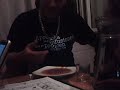 Efren bebiendo calimotxo de un plato