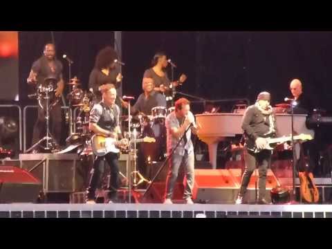 Vedder+ Springsteen+Morello AC/DC = EPIC