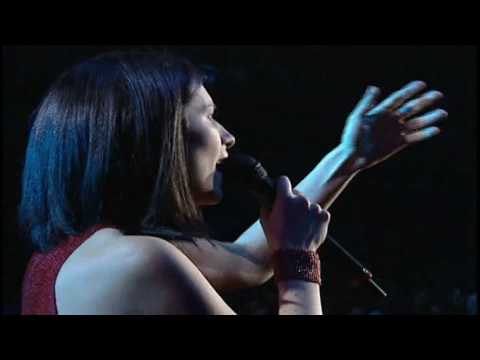 Entre Tu Y Mil Mares De Laura Pausini - Concierto en Vivo HD