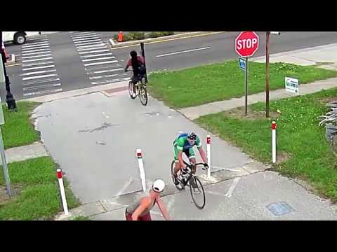 Poczuł się niezniszczalny. Koleś na rowerze kontra auta na pasach