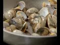 Ensalada de pasta con berberechos a la vinagreta de azafrán