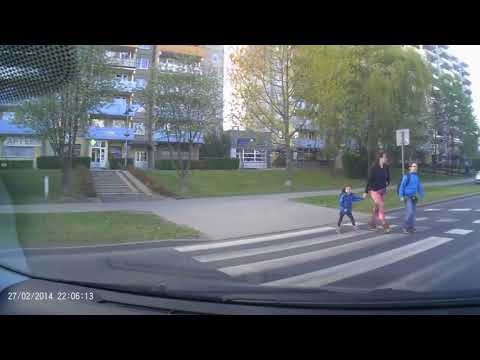 Mała dziewczynka szybko wyjaśnia kierowcę na pasach 😆