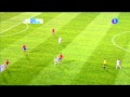 Jugador de la República Checa buscando el balón
