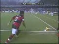 Veja o compacto:parte 1/3 - http://br.youtube.com/watch?v=2cqNbcJKiwIparte 2/3 - http://br.youtube.com/watch?v=zaVOOoI-kgI parte 3/3 - http://br.youtube.com/watch?v=b2P00vNHn00Gols: Marcinho, aos 25 minutos do primeiro tempo e aos 21 minutos do segundo tempo.Com uma atuação inteligente do Marcinho, sempre bem posicionado, e um substituto à altura do Léo Moura, o Luizinho, que foi bem na parte ofensiva (principalmente nas cobranças de escanteio), o Mengão chegou à sua segunda vitória no Maraca pela Libertadores. Destaque também para:Renato Augusto, sempre ligado no jogo, embora individualista em alguns lances;Christian, ótimo nos desarmes e na cobertura dos laterais;Juan, o guerreiro de sempre;Ronaldo Angelim, idem;Fábio Luciano, que arriscou alguns bons lançamentos pro Marcinho e esteve imbatível na zaga;e Kléberson, que mostrou muita qualidade no passe e nos lançamentos também.RIO DE JANEIRO - Assim como já havia acontecido no triunfo contra o Cienciano, o atacante Marcinho voltou a ser decisivo para o Flamengo na Copa Libertadores. O jogador marcou os dois gols na vitória por 2 a 0 sobre o Nacional, na noite desta quarta-feira, no Maracanã.O resultado, além de colocar o Rubro-negro na liderança do grupo 4 com sete pontos, serve para devolver a paz ao time da Gávea, que vivia momentos turbulentos após a derrota para o Botafogo no último final de semana.Já o Nacional divide a vice-liderança da chave com o Cienciano, ambos com seis pontos, mas os peruanos têm uma partida a menos.O Flamengo só volta a campo pela Libertadores no dia 9 de abril, quando encara o Cienciano no Peru. Já o Nacional-URU duela com o Coronel Bolognesi, no Uruguai, seis dias antes.Os primeiros minutos mostravam um Flamengo disposto a tentar pressionar o Nacional, que se fechava bem na defesa e saía em velocidade nos contra-ataques. Em um deles, aos 12, Bertolo arriscou de fora da área e a bola passou perto da trave de Bruno.Com a necessidade de vencer, alguns rubro-negros abusavam da vontade dentro de campo. Com menos de cinco minutos, o atacante Souza já recebera cartão amarelo após um carrinho desleal em um adversário.A defesa do Flamengo também parecia um pouco perdida no início da partida. Aos 16, os zagueiros rubro-negros ficaram parados olhando Romero cabecear para boa defesa de Bruno. Com Leonardo Moura suspenso, o Flamengo atacava quase sempre pela esquerda, onde Juan era figura constante no apoio.O gol rubro-negro, no entanto, nasceu de uma cobrança de escanteio, onde após Fábio Luciano ganhar dividida no alto, Marcinho ficou com o rebote e precisou chutar duas vezes para colocar o Flamengo em vantagem aos 25 minutos.A vantagem fez bem para o time da casa, que passou a dominar a partida. O segundo gol poderia ter vindo aos 29, mas Souza não aproveitou a saída errada do adversário e acabou se atrapalhando com a bola. Já Ibson teve falta de sorte aos 40, quando sua conclusão desviou na defesa uruguaia e tocou no travessão antes de sair.O Flamengo voltou para o segundo tempo disposto a não dar espaço para o Nacional. Por determinação de Joel Santana, o Rubro-Negro marcava os uruguaios desde a sua saída de bola, tentando dificultar a vida do adversário. No banco de reservas, o treinador flamenguista se esgoelava pedindo para seu time não recuar.Ao mesmo tempo em que procurava incentivar sua equipe, a torcida rubro-negra dava sinais de impaciência com os seguidos contra-ataques desperdiçados pelo clube carioca. Aos 17 minutos, Renato Augusto cruzou para Souza que, mesmo livre na área, cabeceou por cima do gol de Viera.Se Souza não estava com a pontaria calibrada, Marcinho apareceu novamente para acalmar a situação. Após Juan cabecear no travessão, aos 21 minutos, a bola sobrou para o meia-atacante que mandou para as redes.Sem perder a cabeça, como acontecera em alguns de seus últimos jogos, ficou mais fácil para o Flamengo administrar o resultado e sair de campo com a vitória.Assista aos gols da vitória do FlamengoFICHA TÉCNICAFLAMENGO 2 X 0 NACIONAL-URU (veja como foi lance a lance)Local: Estádio do Maracanã, no Rio de Janeiro (RJ)Data: 19 de março de 2008, quarta-feiraHorário: 21h50 (de Brasília)Árbitro: Carlos Amarilla (Paraguai)Assistentes: Antônio Arias e Nicolás Yegros (ambos do Paraguai)Cartões amarelos: Souza (Flamengo); Arismendi, Fornaroli e Romero (Nacional)Gols: FLAMENGO: Marcinho, aos 25 minutos do primeiro tempo e aos 21 minutos do segundo tempoFLAMENGO: Bruno; Luizinho, Ronaldo Angelim, Fábio Luciano e Juan; Cristian, Kléberson, Ibson e Marcinho (Maxi Biancucchi); Renato Augusto e Souza (Obina)Técnico: Joel SantanaNACIONAL: Viera; Geraldo Acosta, Mauricio Victorino, Deivis Barone e Romero; Cardaccio, Oscar Morales, Diego Arismendi e Nicolás Bertolo (Ligüera); Richard Morales e Bruno Fornaroli (Vera)Técnico: Gerardo Pelusso