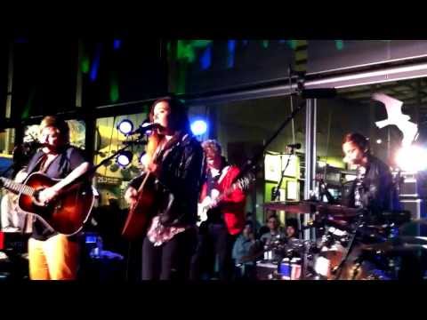 EarvinGotti - Icelandic band Of Monsters And Men performs