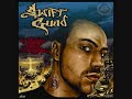 c'est la mixtape gros 
swift guad 
yo yo yo yo yo yo

un hacker du rap
j'ai des groupes � pirater
mieux vaut d�clarer forfait
sous un feu rouge t'as mi la cl�
9.3 300 c'est l'adresse et je m'enfoue pas de simacrer
je voit des rappeur sous popeurs avec des troue de balle dilat�e
vito vitre teint�
mafieux comme les affranchies
je bicrave des fasses tangibles
qui font kiff� m�me ta frangine 
en tout cas mon gars j'en chie
aujourd'hui rien n'a chang�
entre mes doigts l'argent file et je vent du pe-ra par sentier
diff�rence accentu�
mais la roue tout comme l'heure tourne
dans la rue j'ai vu des lunes
qui font avec la manche avec leur boule
de la fra�che pour mon crew
la mort a prie mon pou
je suis qu'un rappeur au long cour
qui vise plus haut que le prix goncour
car le choque et frontal et tout le monde te nique ta race 
il y a des braqueurs de fourgon qui r�ve tous d'une vie de palace
si l'avenir est une vitrine
mon arche une bavasse
les plus gros sont des victimes demande marcuili ou soilas

ici beaucoup savent que mon entourage malhonn�te
bicrave de savonnette 
et voit le temps d�fil� sur ma rolex �
je d�tourne la censure pour �couler � la sauvette
93 montreuil sous repr�sent� par swift ou marc orneik 
c'est ma chronique du b�ton du pe-ra corrosif
comprend le motif
quand le syst�me vend de la coke aux petits
le vice pousse
alors on en fait tous
l'apologie c'est claire que j'ai des troubles et de nombreuses pathologies
c'est l'artiste
...