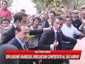 Quanto deve essere difficile sorridere e fare finta di nulla mentre la gente ti urla di tutto? http://www.youtube.com/watch?v=OZwc_hveHMU&feature=player_embedded