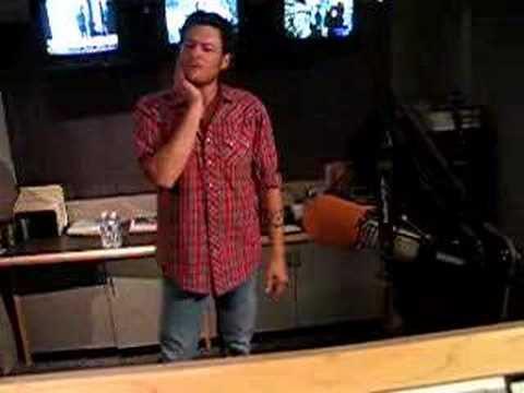 Blake Shelton Demonstrating Bea...
