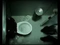 Fille ivre aux toilettes