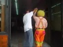 Eliut baila con un payaso
