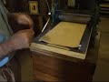Estampado de una plancha en en t�rculo para hacer un grabado