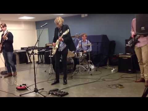 Rønneberg - Gutta spiller Neste sommer live siste skoledag på Øraker skole 2013.