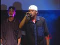 gravado no pal�tra it�lia (palmeiras)
no dia 19 de setembro de 2005
no show s�o paulo rap festival

a faculdade � de mil grau eu sei parcero que e foda
conte a ansiedade pela liberdade de poder t� com a
familia tromba varios manos de esquina na disposi��o
chega e cola mas quem diria o 26 bem loko na cena do
loko e com o revolver na m�o pra explodir so no koko
enquanto tantos outros rezavam ao ch�o pra viver t� no
veneno ai vim pra matar ou morrer faze o que se a vida
� de ladr�o meu irm�o e treta,tiro,psicologico mundo 
c�o � muita droga ai que � foda neguinho se ilude, se
mata se inforca treta na vila policia debate na bola
do olho deita pilantragem tipo assim contagem
regressiva diz ai foi por nada acabou maluco � o fim
vai subir vira peneira palit� de madeira invas�o da
sua goma ai muita treta depois da brecha
arrependimento frusta��o so consequ�ncias vida de
ladr�o ent�o a mente em conflito a piolhagem ser digno
de respeito e lealdade tem que ser sujeito ou
guerreiro
segue em frente (ai firmeza total )a faculdade e de
mil
grau 

vida de ladr�o se p� mo ilus�o e mo decep��o futuro
n�o tem (o crime � o crime e eu n�o posso erra) 

vida de ladr�o se p� mo ilus�o e mo decep��o futuro
n�o tem (o crime � o crime e eu n�o posso erra) 

vida de ladr�o se vacilou subiu num segundo quando
menos se espera sua coroa t� banhada em luto � sem
futuro por toda lado so destrui��o � sem futuro s�
luto, tristeza, caix�o, decep��o com os malandro mais
veio que se p� nem pensava em tiver no cemit�rio s�
inquerito vida de ass�dio fato em que o perito cata
seu corpo com gosto no mato disfigurado tv e jornal
vem e diz que foi a droga que fez o seu fim infeliz
nem sabe ai se o barato foi assim nem sabe se � por ai
se voc� foi bandido de verdade pois s� quem � n�o
contesta a lealdade no crime crocodilagem, pilantragem
de certos patifes que nem � s�o varias o barato �
podre
e n�o admite falhas moleque novo se envolve se sente
mas o respeito vai a frente � quenti...vai a frente de
qualquer disposi��o calibre na m�o sujeito homem em
qualquer situa��o no dia-a-dia afinidade exige pois s�
quem � � se define no crime estar ligeiro parceiro sem
aproxim���o (na bola de meia)vida de ladr�o 

vida de ladr�o se p� mo ilus�o e mo decep��o futuro
n�o tem (o crime � o crime e eu n�o posso erra) 

vida de ladr�o se p� mo ilus�o e mo decep��o futuro
n�o tem (o crime � o crime e eu n�o posso erra) 

vida de ladr�o tudo acabado no caix�o foi morto
desarmado quem vem cobra n�o tem perd�o se malandragem
� viver eu mando um salve l� pra deten��o t� firm�o
mas
testa a f� vem pra ver vai conhecer lucifer quem
pilantrar � um dois vai morrer, vai cai, mas ai sempre
correr pelo certo t� com a f� e a coragem sou mais um
guerreiro do inferno,quem � sujeito tem conceito na
quebrada sabe entrar e sair n�o se envolve em parada
errada, o que eu passei eu n�o desejo pro meu filho
uma carreira de p� os gatilho ou condenado 15 anos
dentro de um pres�dio e o sofrimento s� quem t� la
dentro � quem sabe, torturado pela dor da saudade a
solid�o dos parceiro que � foda ainda dizem que homem
n�o chora,n�o chora por fora mas por dentro as
l�grimas
transbordam jamais vou desistir, t� aqui,quem diz que
�
seu amigo na verdade quer ver o seu fim te atrasa,te
apunhala te derrubar .o diabo usa o homem pra poder
matar e roubar se a faculdade � de mil grau ei j�o
vive decep��o (vai na f� irm�o) de cabe�a erguida eu
sigo o meu caminho ent�o,a vida � de ladr�o 

vida de ladr�o se p� mo ilus�o e mo decep��o futuro
n�o tem (o crime � o crime e eu n�o posso erra) 

vida de ladr�o se p� mo ilus�o e mo decep��o futuro
n�o tem (o crime � o crime e eu n�o posso erra)