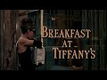 Escena inicial. Holly (Audrey Hepburn) es una mujer joven de la moderna burguesía de Nueva York, que va de fiesta en fiesta hasta altas horas de la madrugada, buscando un hombre rico que la mantenga. Su mayor deseo es Tiffany's, la tienda de joyas de la 5ª Avenida. Sin embargo, dada su escasez de dinero sólo se dedica a juguetear con los hombres, sin querer mantener una vida estable o ni tan siquiera manteniendo su casa. Paul (George Peppard) es un escritor que sólo ha publicado un libro ...