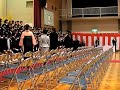 高松市立栗林小学校卒業式が３月１８日快晴のもと挙行されました。栗林小学校は天下の名園「栗林公園」のお膝元であり、県下一のマンモス校です。今年は１６８名の生徒が卒業を迎えましたが、ひとリづつ、夢を語り、校長先生から卒業証書を受け取りました。最後は、ひな壇に全員上がり、歌をうたい、学び舎を後にしました。皆さんの夢がかなうよう期待しております。