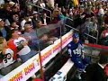 Domi fights with a fan. Domi fights with a fan.