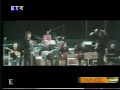part of a concert held at karaiskaki stadium a few months after the restoration of democracy in greece. petros pandis is the male singer who first interpreted this composition together with maria farantouri.