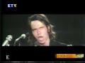 part of a concert held at karaiskaki stadium a few months after the restoration of democracy in greece. petros pandis is the male singer who first interpreted this composition together with maria farantouri.