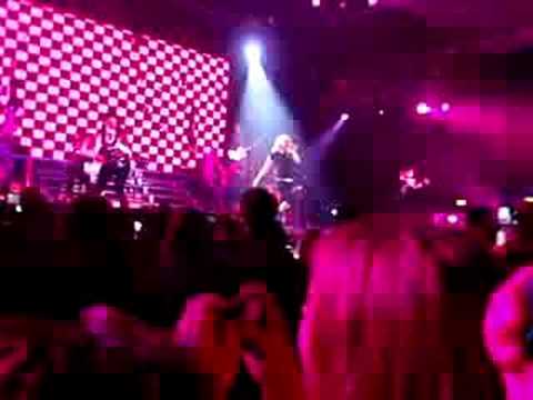 Avril Lavigne - Girlfriend live in Sweden