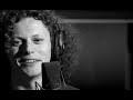Ter gelegenhed van het 75 jarig bestaan van de VARA in 2000 schrijven Henk Westbroek en René Meister een lied.Het wordt uitgevoerd door: De Daltons, Marieke Eelman, Han van Eijk, Dolf Jansen, Bennie Jolink (Normaal) Thé Lau (The Scene) Rick de Leeuw (Tröckener Kecks) Julya Lo'ko, Syb van de Ploeg (De Kast), Jack Poels (Rowwen Hèze) Dilana Smith, Frédérique Spigt, (Jack Spijkerman, Henk Westbroek en Chris Zeegers.Dit alles natuurlijk voor het goede doel Niet Het Goede Doel natuurlijk, maar welk doel dan wel? Staat niet op het hoesje. (zakkenvullers?)