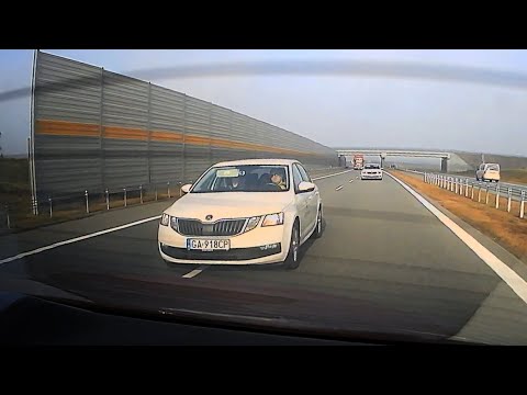 WARIAT W SŁUŻBOWEJ SKODZIE WIEZIE RODZINĘ I SPYCHA INNYCH Z DROGI