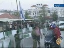 تقرير : زياد بركاتتاريخ بث التقرير : 9/11/2008 أظهرت لقطات بثتها القناة العاشرة في التلفزيون الاسرائيلي جنودا اسرائيليين يعذبون أسيرا فلسطينيا ويجبرونه على التلفظ بكلمات عبرية بذيئة. ولم تذكر القناة مكان الحدث كما لم تبث صورالجنود الذين قالت إنهم قاموا بعملية التصوير للتسلية فيما بينهم. وبينما ندد المركز الاسرائيلي لحقوق لانسان في الاراضي المحتلة 