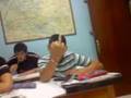 descubriendo una calculadora leyendo un periodico al reves