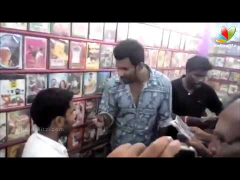 Vishal Raids Video Shop in Tirupur; Finds Pirated CDs of 'Poojai' and 'Kaththi' | Thiruttu VCD