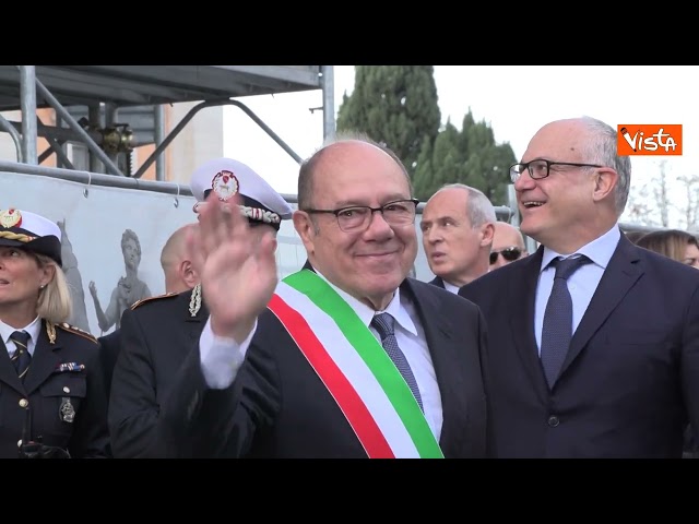 Carlo Verdone riceve fascia tricolore da Gualtieri, sindaco per un giorno nel suo 75esimo compleanno