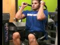 Encogimiento de abdominales y piernas en máquina