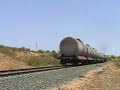 Inevitablemente, si se quiere pillar a este tren, casi siempre hay que pasar calor, incluso en invierno, pero es ahora en Verano cuando la tarea se hace mas dura. Son cerca de las 13:30 con el sol dando de pleno, pero es que merece la pena, pues el 53309 lleva sorpresa. En su composicion van hoy 6 Cisternas Zaes de Tranfesa, antes gestionadas por Repsol para el transporte de Fuel. Es al primera vez que bajan a Granada, mas concretamente a Pinos Puente. Aqui vemos a la 319-302 tirando de las susodichas cisternas ya vacias, y de las ya habituales 