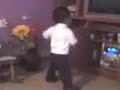 un bebe bailando gracioso