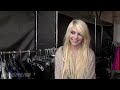 see how taylor gave input to the clothes she wore in the february 2010 issue of seventeen and find out what happened at the photo shoot! seventeen video: www.seventeen.com seventeen magazine: www.seventeen.com subscribe to seventeen: subscribe.hearstmags.com -