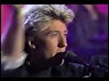Wa Wa Nee performing "Sugar Free" (live)