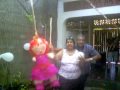 Doña María Angélica quebrando la piñata.AVI