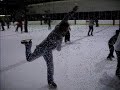 Zotte toeren op de schaatsbaan.wmv