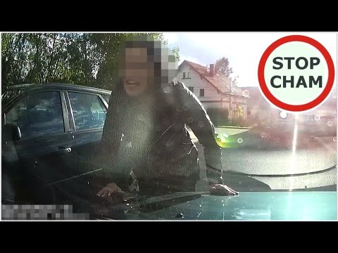 Kopała w auto i waliła pięściami. Czyli spotkanie z kobietą na moście