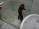 Sofia brincando com �gua