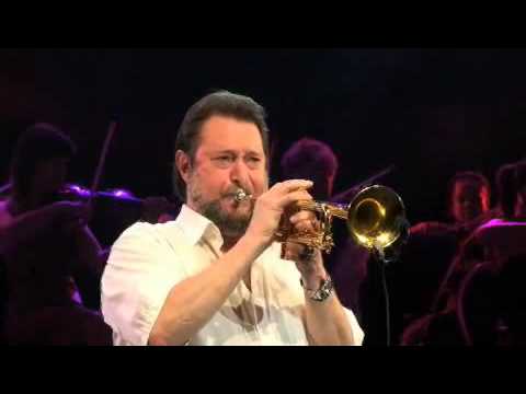 Findley. - This is Chuck Findley playing a solo during their