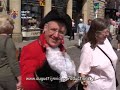 york is het pronkstuk van de engelse domsteden. in de tijd van de vikingen stond de stad bekend als jorvik, wat later york werd. de york minster, de grootste middeleeuwse kathedraal in groot brittannie, werd gebouwd tussen 1220 en 1475. de film door augustijn video productions toont de minster in al zijn pracht, met het rijke interieur van de kapittelzaal, het beschilderde dak van het schip, het bewerkte koorhek, de crypte en de treasury. de 