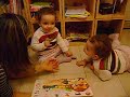 Reconociendo los animales de la granja y marcandolos ewn el librito!!!! después marcando nuevas partes del cuerpo, los dientes, las rodillas y la cola!!! Son re inteligentes!!!! tienen 1 y 1/2 si si soy la madre!!!