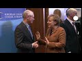 fr.euronews.net Los líderes de la Unión Europea se dan tiempo para elaborar una estrategia integral para hacer frente a la crisis de la deuda soberana. Esa es, según Herman Van Rompuy, la razón por la que se ha decidido retrasar la próxima cumbre europea, así como la reunión de líderes de la Eurozona, que tendrán lugar el próximo 23 de octubre, seis días después de la fecha prevista inicialmente.