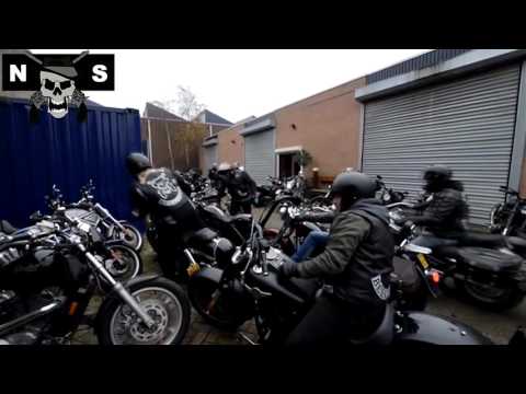 Arrestatieteam doet inval in huis van Henk Kuipers